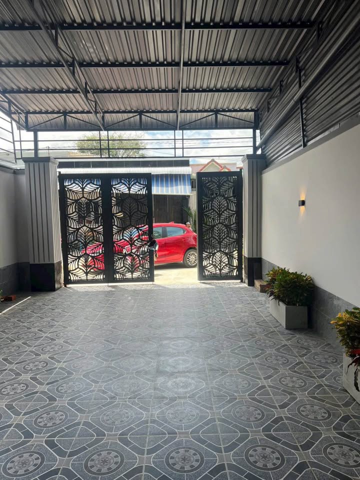 Nhà mặt tiền đường nhựa 10m tại phường Hòa Thành, Tây Ninh, 275m² - Giá chỉ 1.95 tỷ có thương lượng!