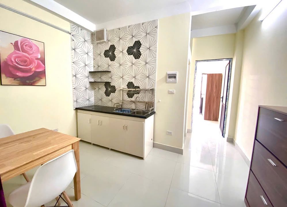Căn phòng cho thuê tại Ngõ 43 Trung Kính 30m² giá 5.6 triệu - Đầy đủ nội thất và tiện nghi!