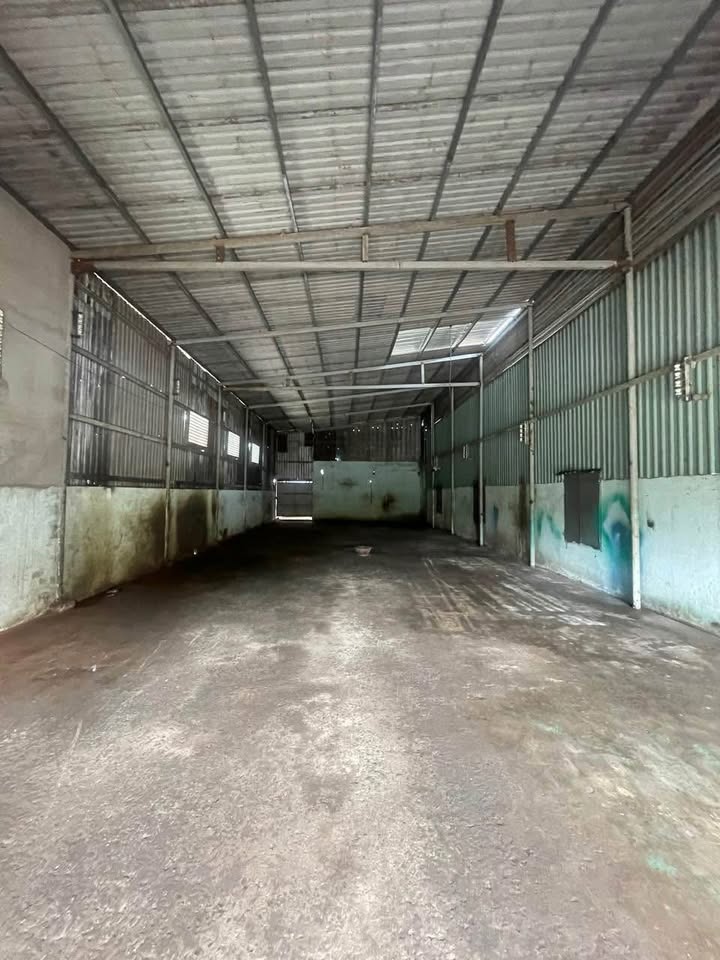 Kho cho thuê đường Nguyễn Thị Trọn, 224m² giá 10 triệu - Không ngập úng, trần cao 5m!