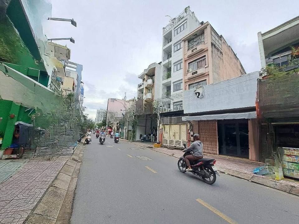 Bán FrontHouse mặt tiền Nguyễn Trọng Tuyển Phú Nhuận 114m² giá chỉ 34 tỷ - Cơ hội đầu tư sinh lời!