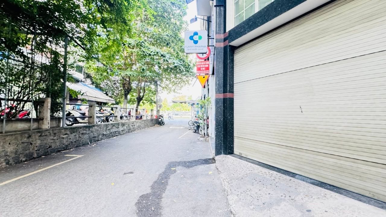 Nhà hẻm 518 Võ Văn Kiệt, Quận 1, 42m² giá 7.6 tỷ - Xe hơi đỗ cửa tiện kinh doanh!