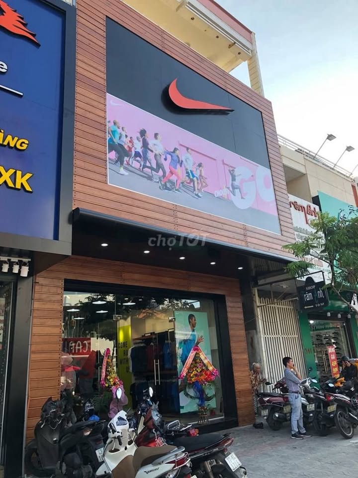 Cho thuê mặt bằng mặt tiền Phan Xích Long, Q. Phú Nhuận 180m² giá 120 triệu - Vị trí đắc địa cho kinh doanh!