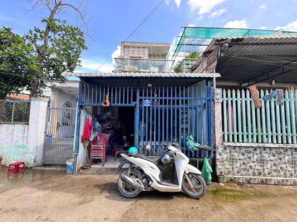 Nhà chính chủ bán tại Thị trấn Đức Hòa, Long An - Diện tích 100m², giá 2.1 tỷ - Sổ hồng đầy đủ!