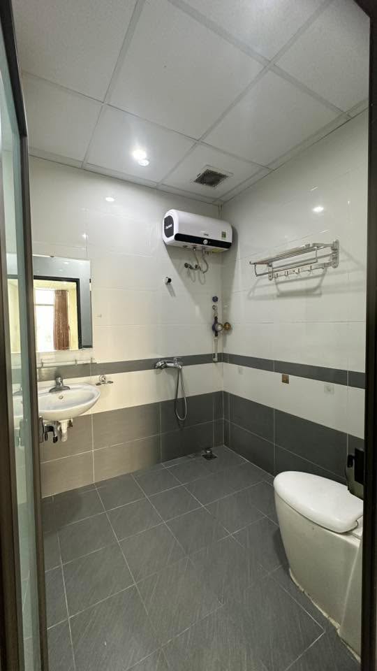 Căn hộ cho thuê CCMN tại ngõ 147/2 Tân Mai, 40m² giá 4 triệu - Ban công thoáng mát!