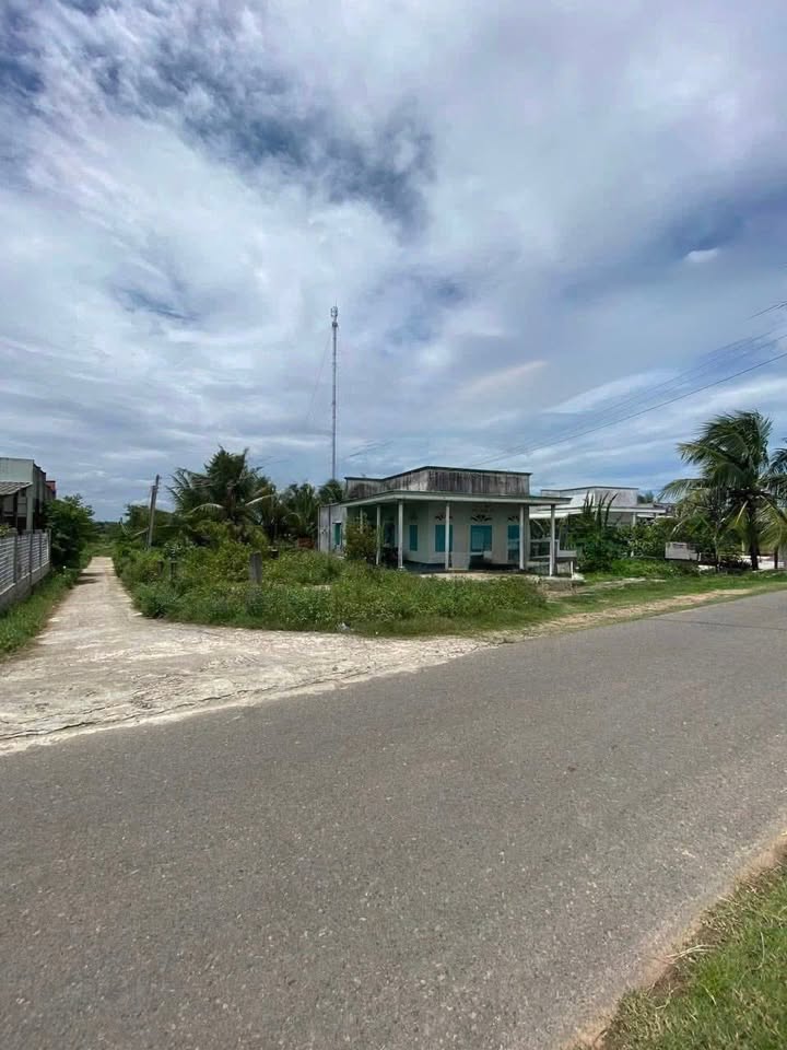 Nhà cấp 4 300m² xã Hàm Chính, Hàm Thuận Bắc, 1.55 tỷ - Đất thổ cư, gần chợ!