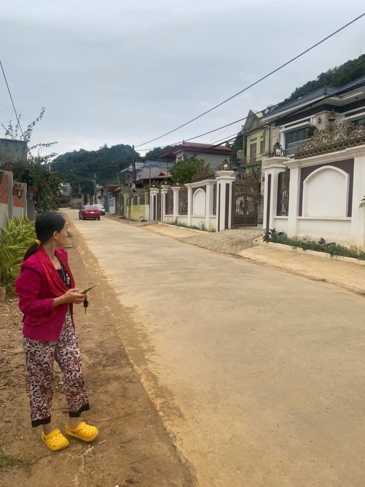 Đất 2 mặt tiền trên đường Hoa Ban, Mộc Châu 145.7m² giá 3 tỷ - Cơ hội đầu tư tuyệt vời!