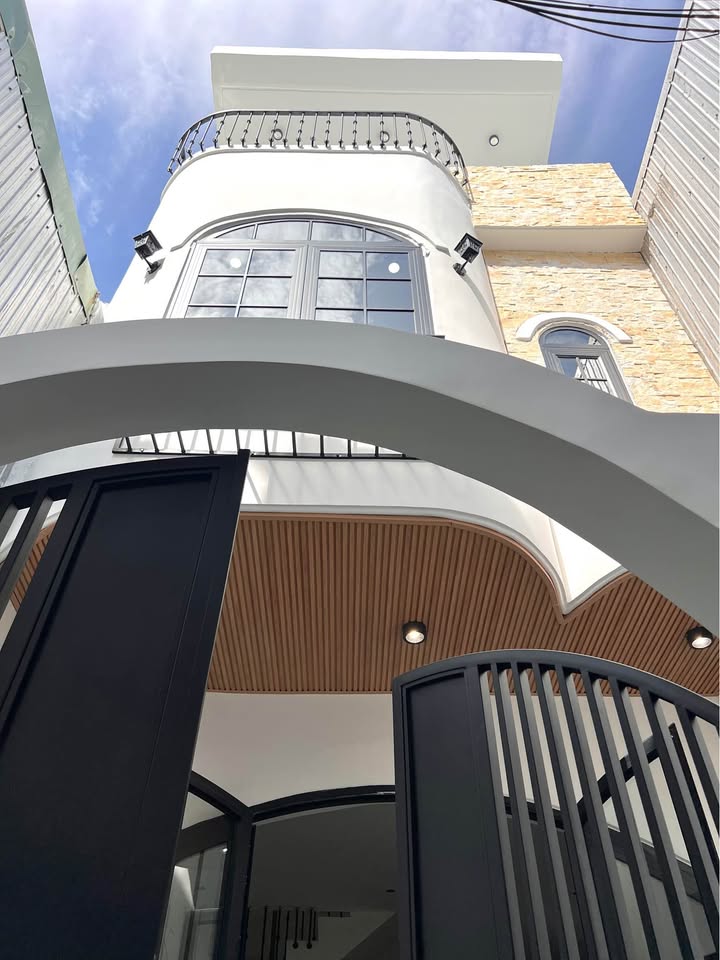 Nhà đẹp Quận Hải Châu 80m² giá 5 tỷ - Hồ sục và sân vườn thoáng mát!