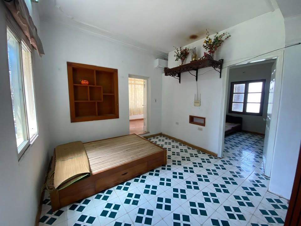 Căn hộ tập thể Hào Nam 50m² - Căn góc thoáng mát, cho thuê lâu dài!