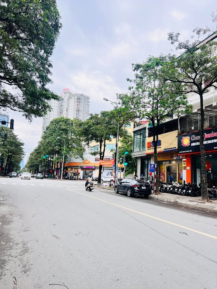 Bán nhà mặt phố Trung Hòa 140m² giá 70 tỷ - Vị trí vàng kinh doanh ẩm thực sầm uất!