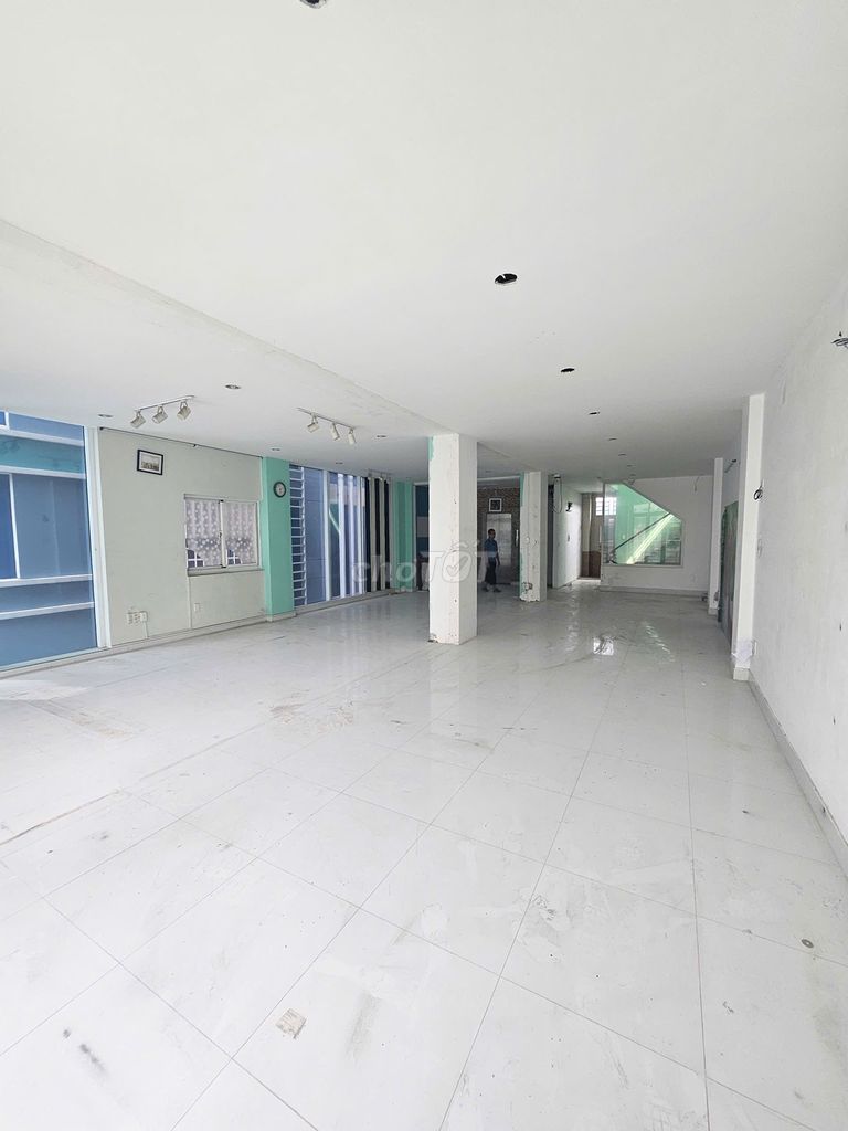 Cho thuê mặt bằng kinh doanh 110m² căn góc Nguyễn Trãi, Q5 - Giá thuê 20 triệu