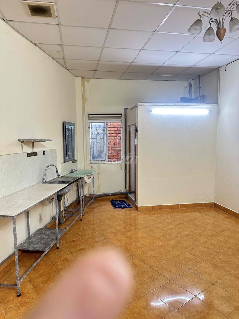 Phòng trọ lầu 1 quận 10 diện tích 27m² giá 4 triệu - An ninh, tiện nghi đầy đủ!