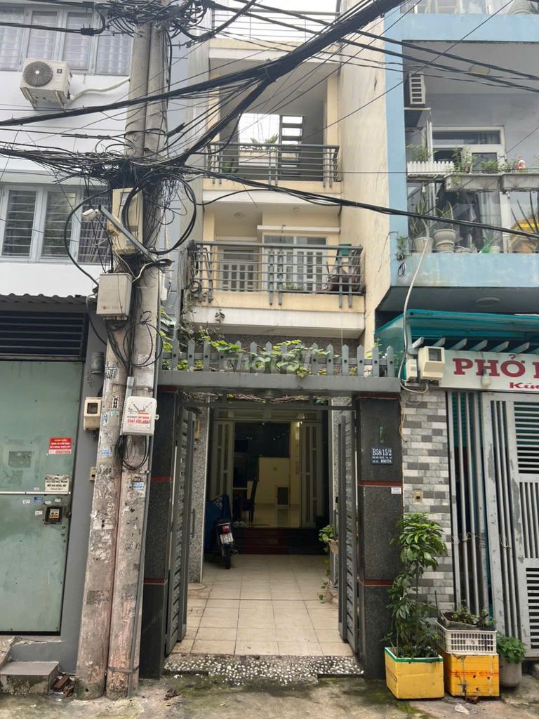 Nhà nguyên căn cho thuê Quận 4 - 4 phòng ngủ, sân thượng thoáng mát chỉ 15 triệu