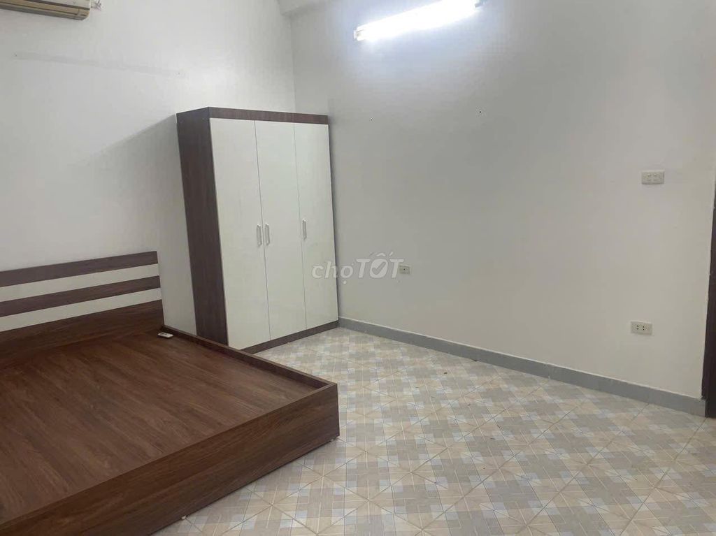 Cho thuê phòng khép kín tại ngõ 3 Thái Hà 17m² giá chỉ 2,6 triệu - Tiện nghi đầy đủ!