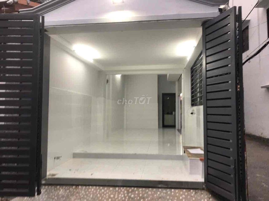 Cho thuê nhà 2 mặt tiền Hậu Giang, Quận Tân Bình 42m² - An ninh tốt, giá thương lượng!