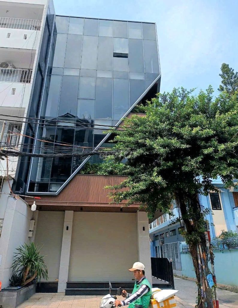 Nhà Góc 2MT Đường Hoàng Sa P.8 Q.3 - Diện tích 99m², Giá 45 triệu/tháng - Kinh doanh ngay!