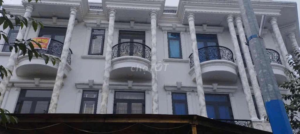 Nhà phố Royal Town Dĩ An 78.5m² giá 6.1 tỷ - Thiết kế sang trọng, mặt tiền lớn!