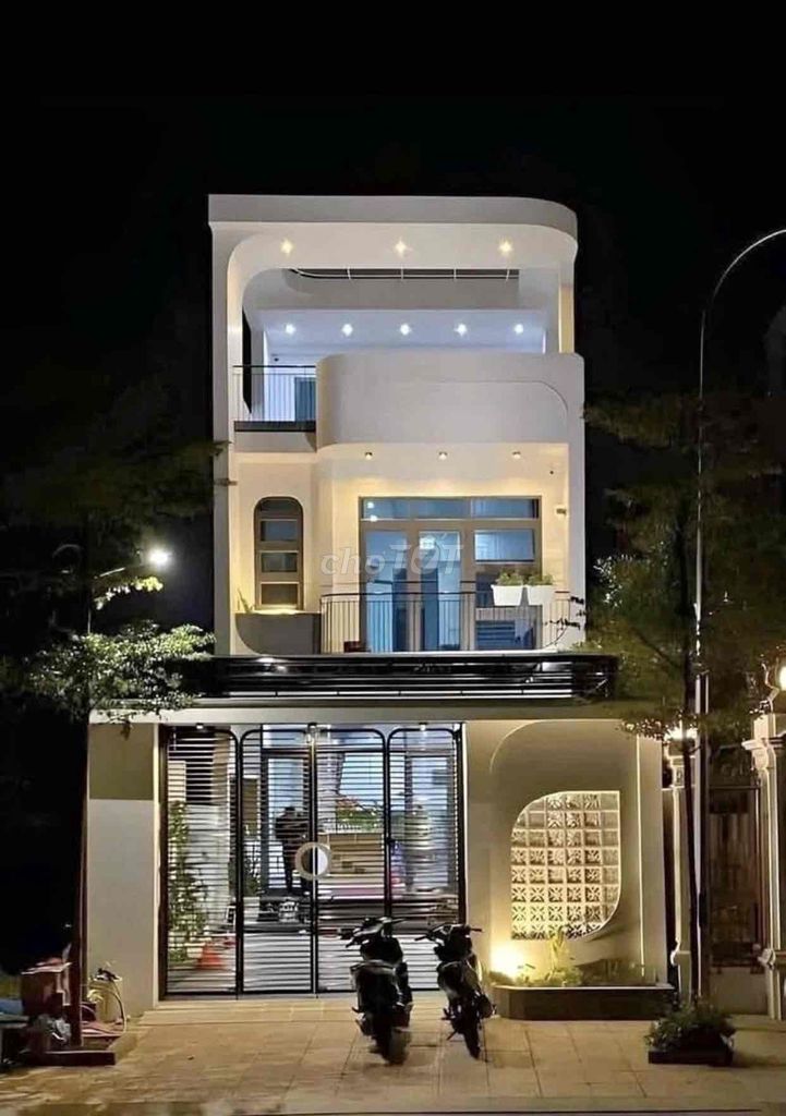 Cặp nhà mặt tiền đường Phạm Hùng, Quận 7, 200m², giá chỉ 31.5 tỷ - Đầu tư sinh lời!