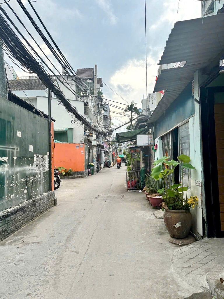 Nhà riêng 32m² tại Hẻm 1135 Huỳnh Tấn Phát - Giá 1.45 tỷ, sạch sẽ, an ninh!