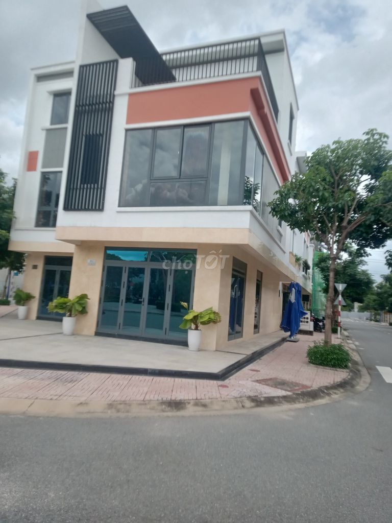 Nhà gần VISIP 1, 60m² giá 3.05 tỷ - Sổ hồng hoàn công, phù hợp vừa ở vừa cho thuê!