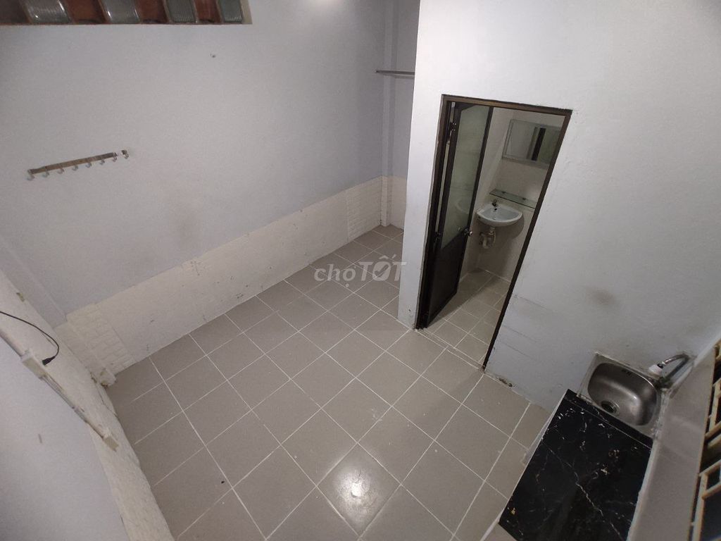 Phòng 15m², sơn mới, toilet riêng, có cửa sổ - Yên tĩnh, Lê Văn Sỹ, Q3