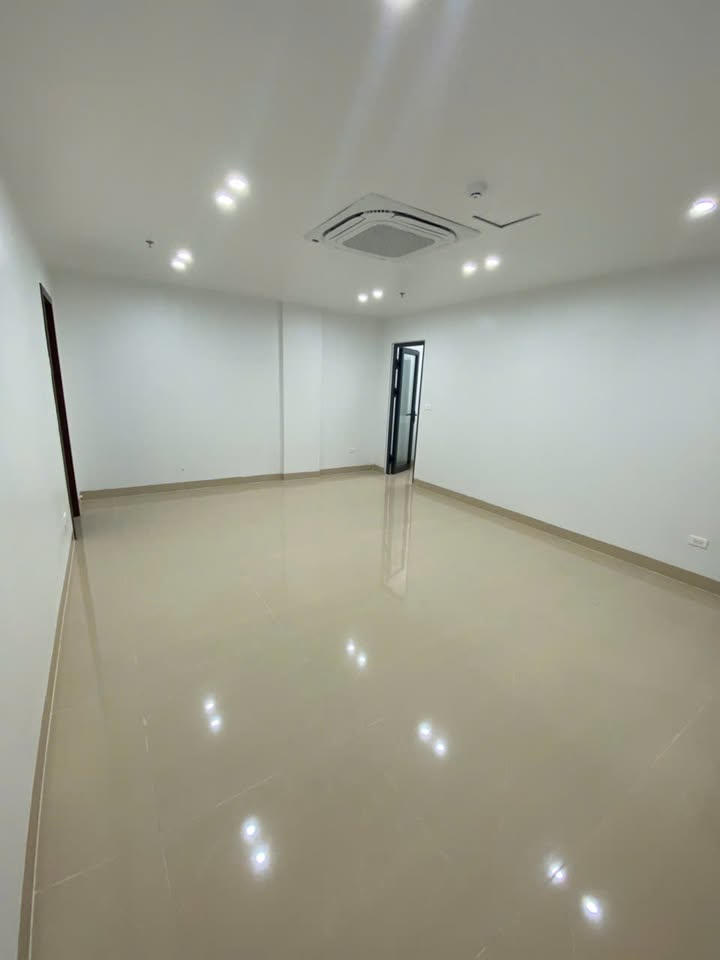 Văn phòng cho thuê tại Hoàng Quốc Việt 60m² giá 8 triệu - Mặt đường thuận tiện giao thông!