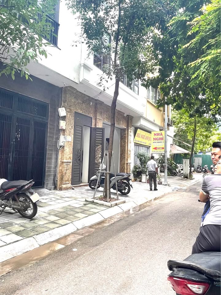 Townhouse Lạc Long Quân 70m² giá 26.5 tỷ - Nội thất 5 sao sang trọng!