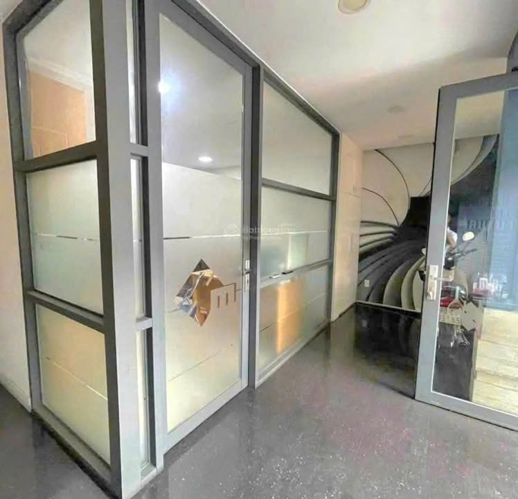 Nhà mặt tiền Hoàng Văn Thụ, Phú Nhuận 138m² giá 50 triệu - Vị trí kinh doanh vàng!