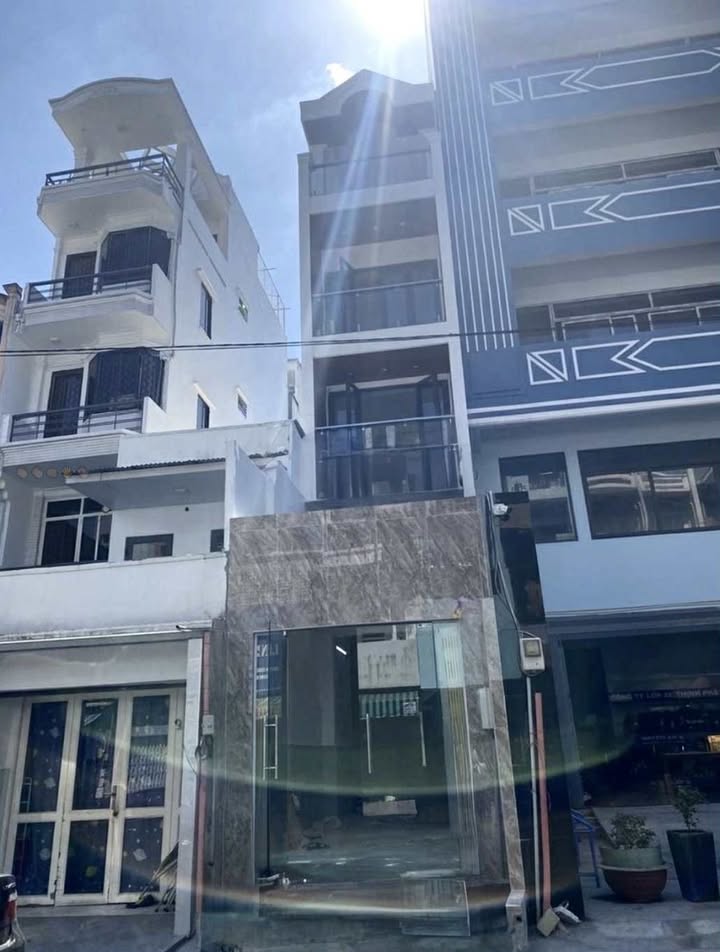 Nhà mặt tiền đường Cao Đạt, Quận 5, 46m² giá 20 triệu - Kinh doanh thuận lợi!
