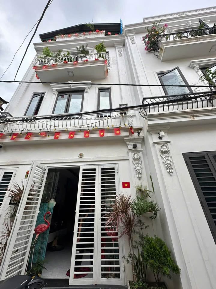 Nhà 3 tầng góc Cẩm Thủy 208m² giá 2 tỷ - Sân thượng thoáng đãng!