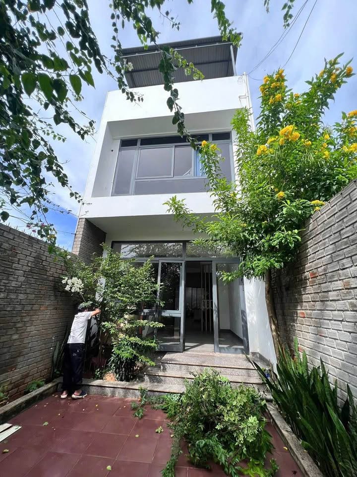 Nhà 3 Tầng Hẻm 451 Y Moan, Buôn Ma Thuột 115m² giá 2.95 tỷ - Gần trung tâm thành phố!