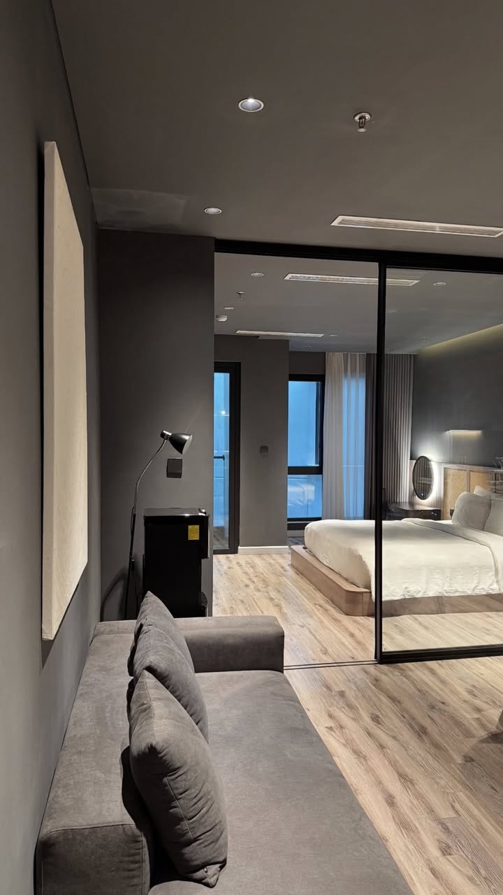 Căn hộ cho thuê 1 phòng ngủ đường Cách Mạng Tháng 8, quận 1 - Full nội thất, vị trí đắc địa!