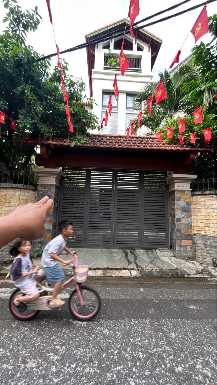 Biệt thự sân vườn Ngọc Thụy 120m² giá 20 tỷ - Lô góc, ô tô tránh thông thoáng!