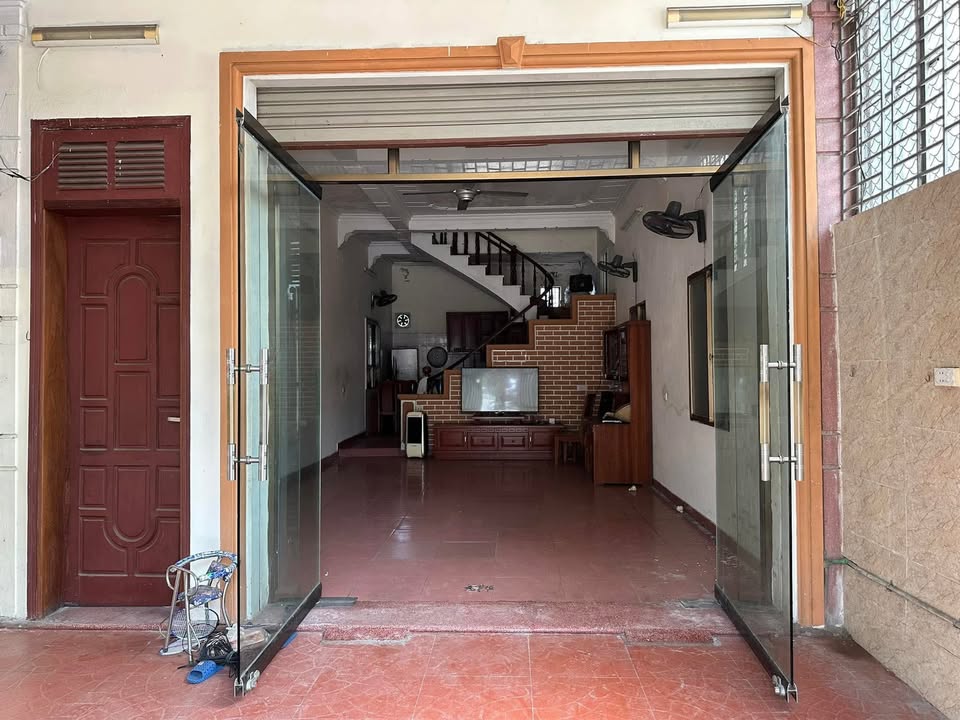 Nhà mặt tiền cho thuê tại Phong Định Cảng, Vinh - 3 tầng, 10 triệu/tháng, kinh doanh thuận lợi!