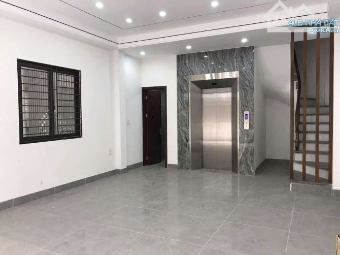 Nhà riêng Hoàng Hoa Thám, Ba Đình 50m² giá 9.2 tỷ - Thiết kế hiện đại, ô tô vào nhà!