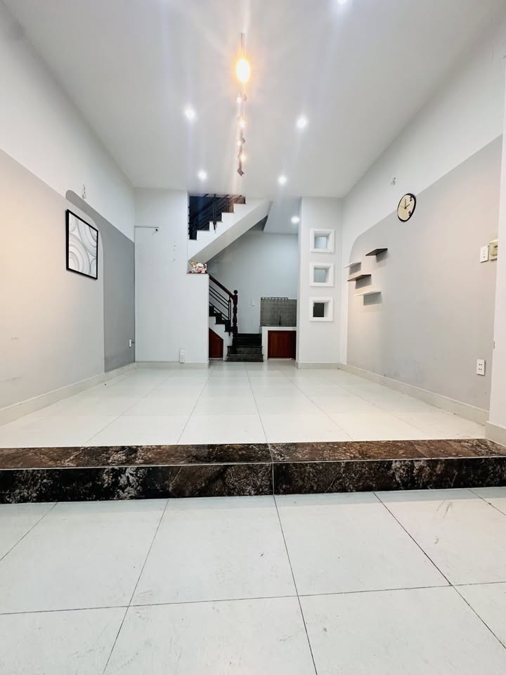 Nhà mặt tiền Tân Phú 33m² giá 6.1 tỷ - Sổ hồng chính chủ, hoàn công đầy đủ!