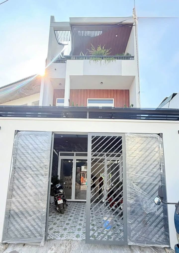 Nhà phố Dĩ An 88m² giá 6.5 tỷ - Sổ hồng chính chủ, ô tô né nhau!