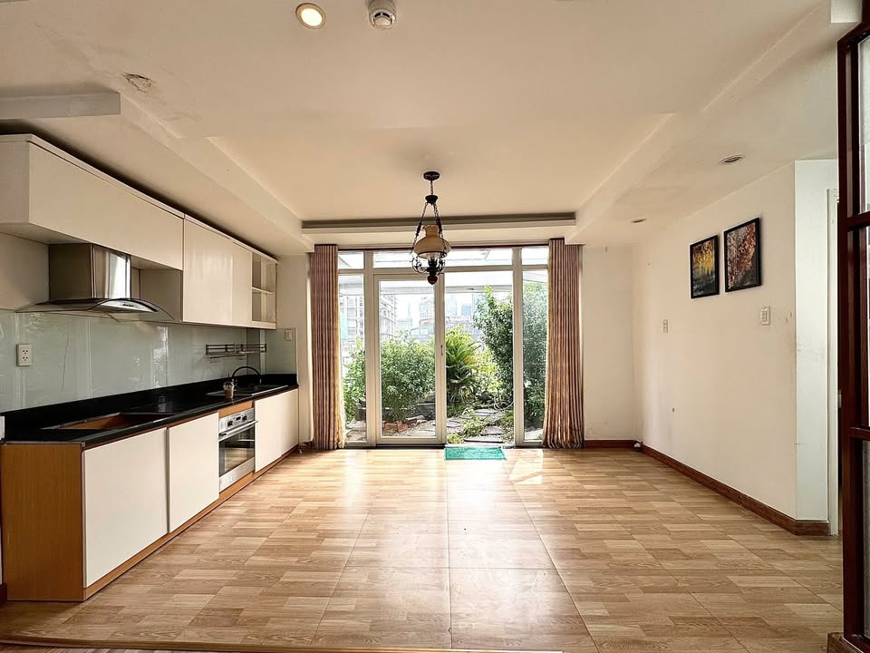 Căn hộ 1PN Ký Con Quận 1 giá thỏa thuận - Siêu rộng, ban công thoáng mát!