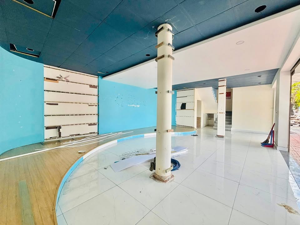 Cho thuê lô góc nhà 4 tầng mặt tiền Ngô Quyền, Đà Nẵng - Phù hợp kinh doanh văn phòng!