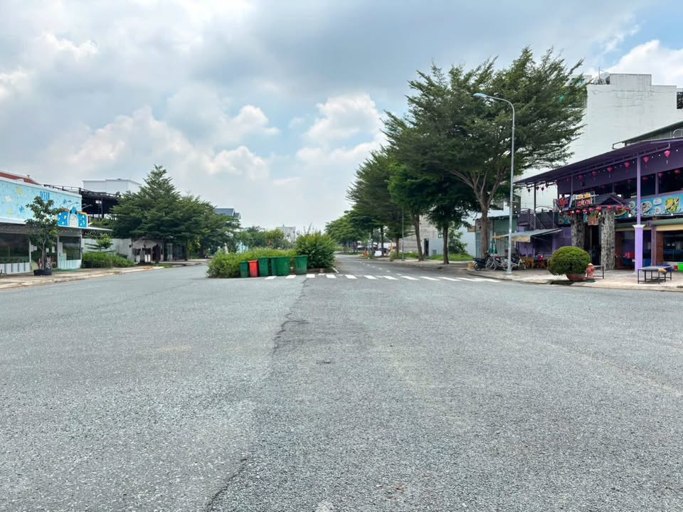 Đất nền Bến Lức 100m² giá 4.5 tỷ - Sổ hồng chính chủ, vị trí đắc địa!