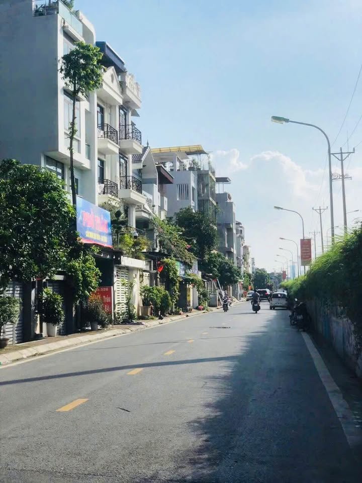 Nhà phố Ngọc Thụy 30m² giá 6 tỷ - Full nội thất, ô tô đỗ gần!