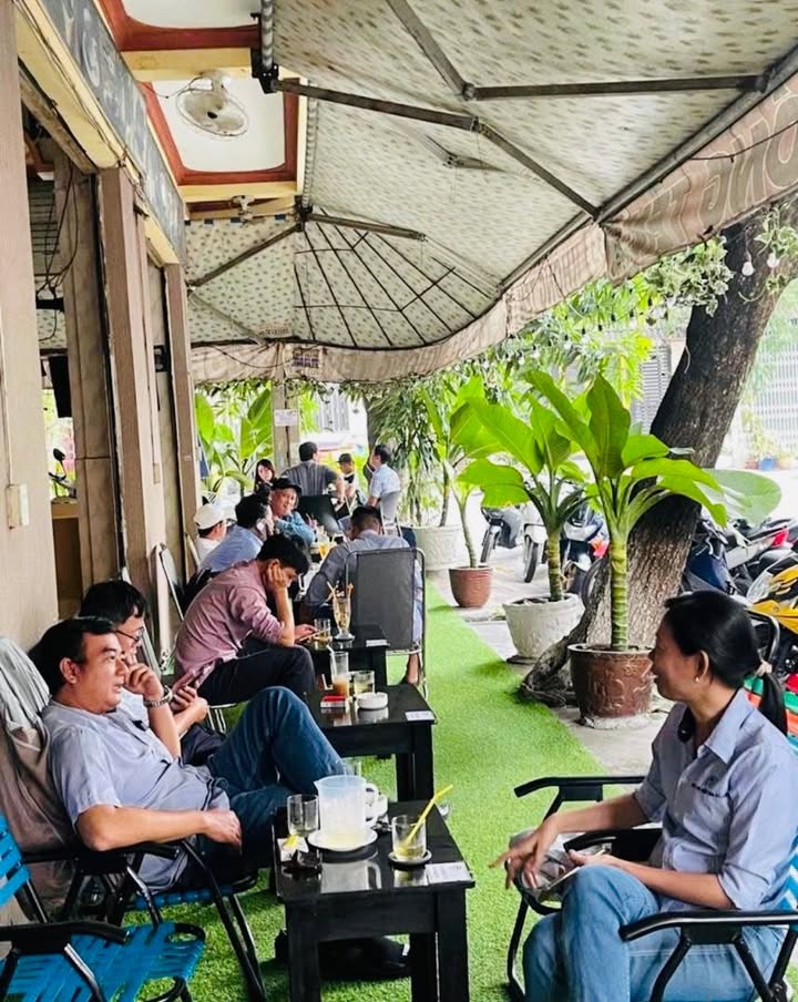 Quán cà phê góc 2 mặt tiền khu Tên Lửa, Bình Tân - Giá thuê chỉ 15 triệu/tháng!