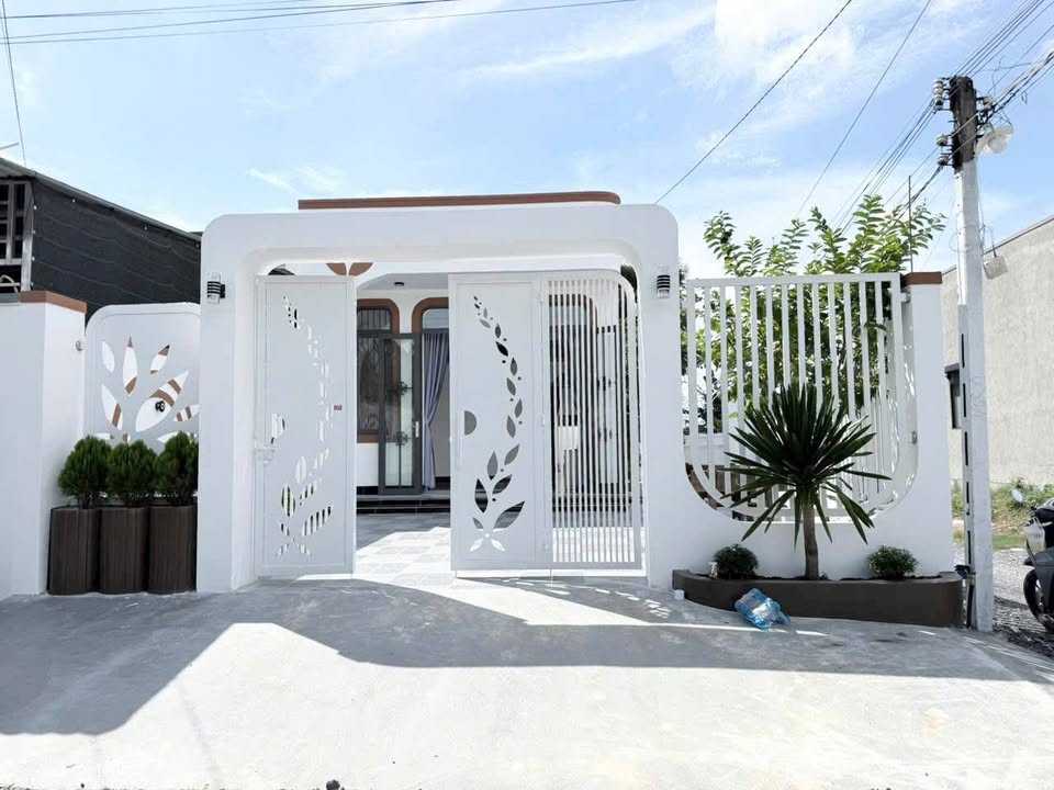 Nhà riêng Hòa Thành, Tây Ninh 138m² giá 1.89 tỷ - Nhà hướng Đông, sân vườn thoáng mát!