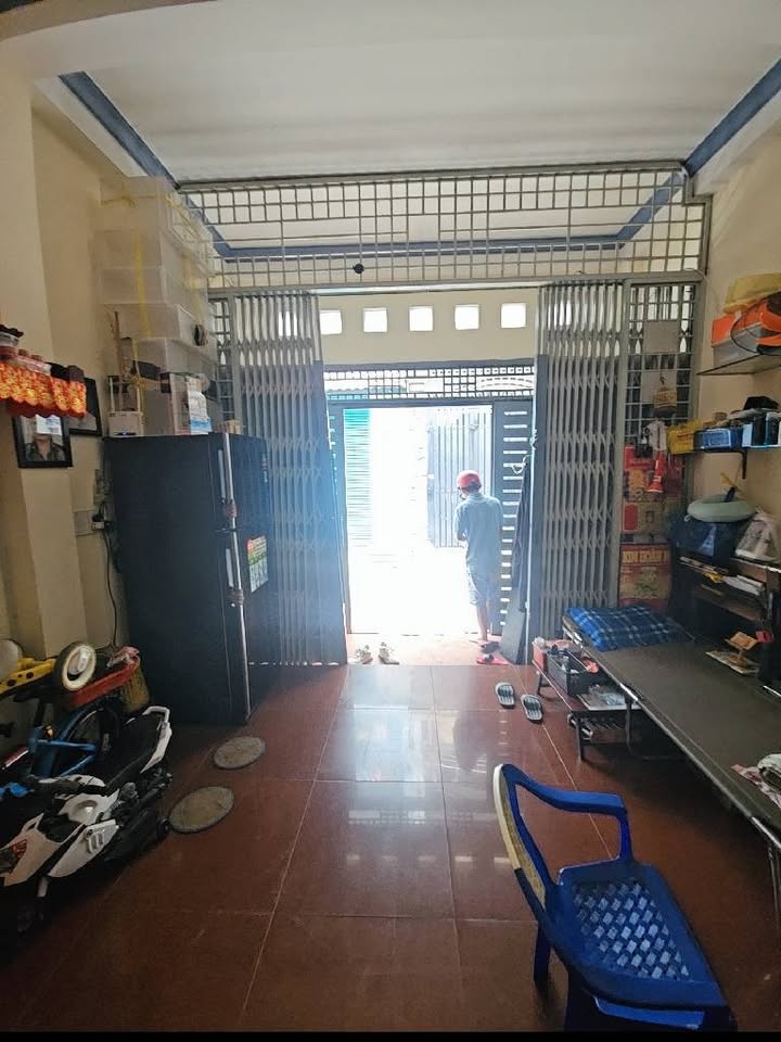 Nhà 2 tầng hẻm xe hơi Lạc Long Quân 26m² giá 3.XX tỷ - Không thể bỏ lỡ!