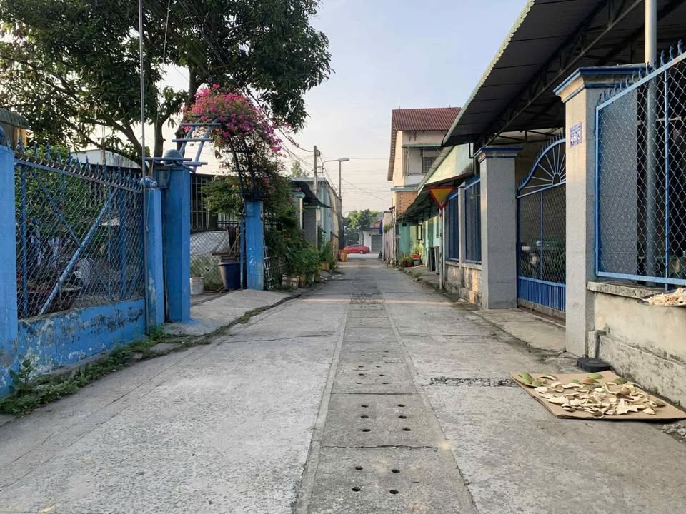 Nhà 1 trệt 1 lầu tại Hiệp An, Thủ Dầu Một 100m² giá 2.1 tỷ - Khu vực đông đúc, tiện ích đầy đủ!