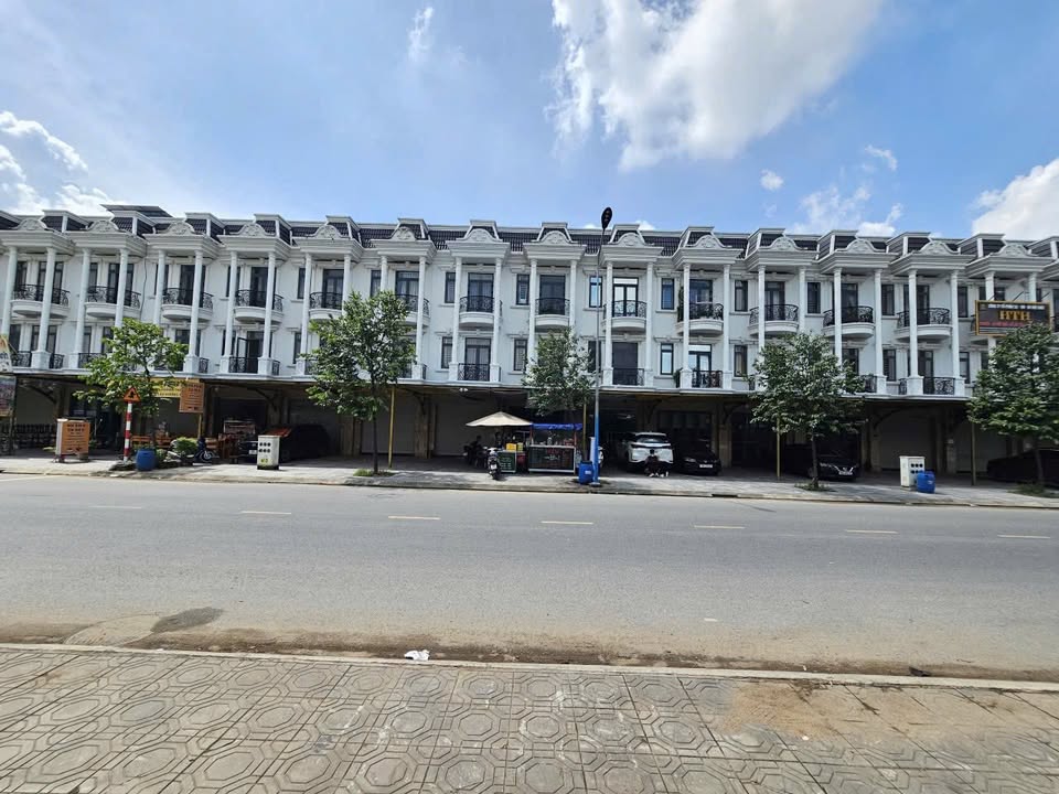 Nhà mặt tiền Nguyễn Thị Khắp, Dĩ An 80m² giá 6.8 tỷ - Kinh doanh thuận lợi!