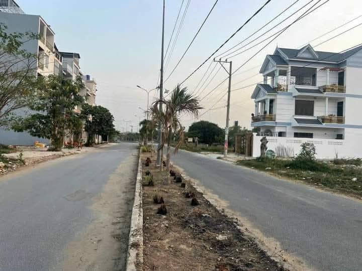 Nhà phố Bến Lức 120m² giá 7 tỷ - Vị trí đắc địa, thích hợp đầu tư!