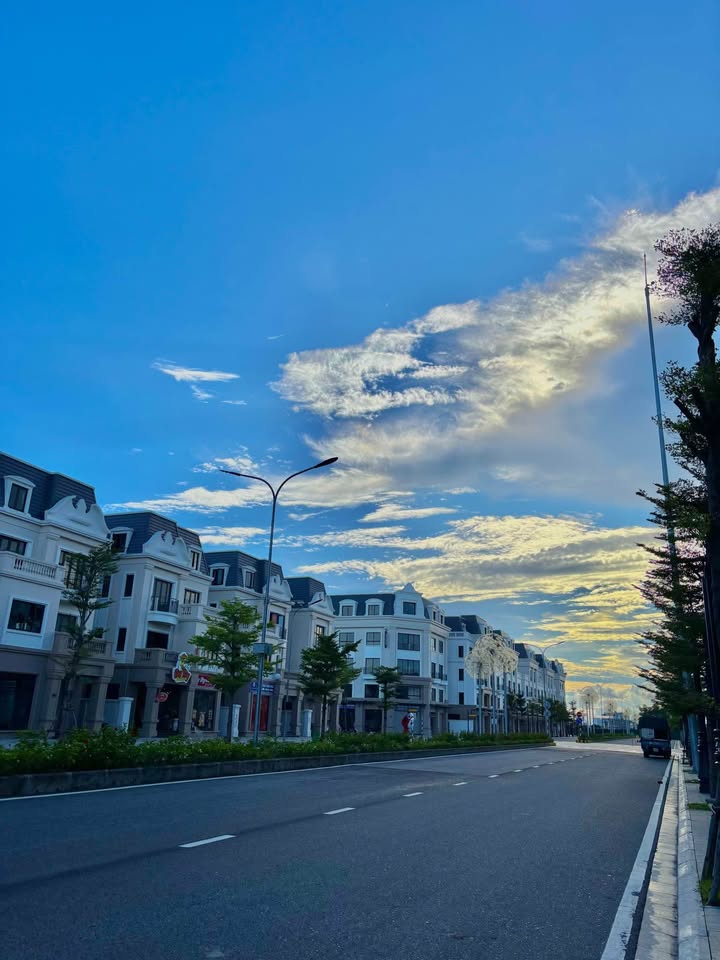 Shophouse 4 tầng + 1 tum tại Vinhomes Móng Cái 108m² giá 7.4 tỷ - Tiềm năng đầu tư lớn!