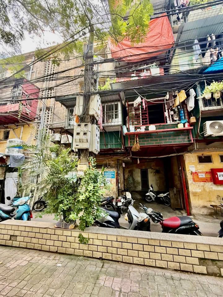 Căn hộ tập thể 25m² tại phố 8/3, quận Hai Bà Trưng - Sổ đỏ chính chủ, giá chỉ 1.45 tỷ!