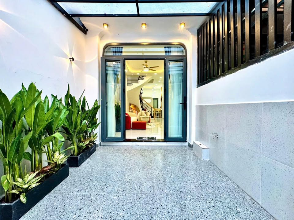 Nhà đẹp Phú Nhuận 40m² giá 6.45 tỷ - Sân đậu xe rộng rãi, vào ở ngay!