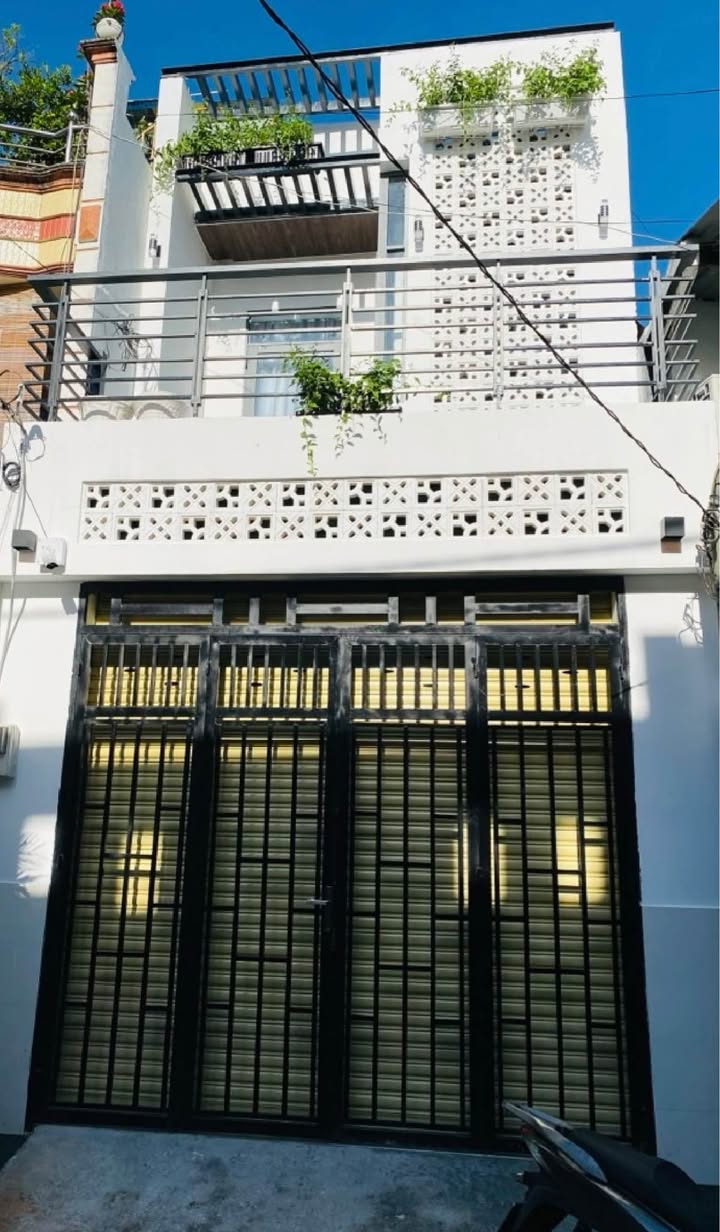 Nhà 2 tầng 68m² Tân Phú giá 5 tỷ - Hẻm xe hơi đỗ cửa, chính chủ!